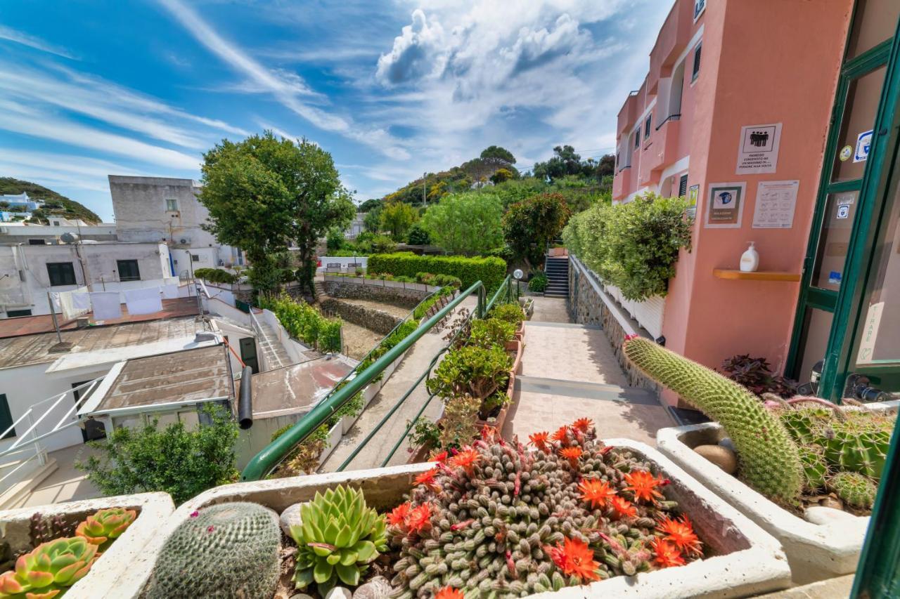 Albergo Le Querce Понца Екстериор снимка