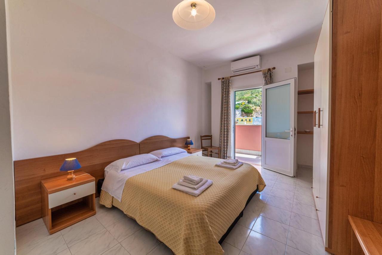 Albergo Le Querce Понца Екстериор снимка