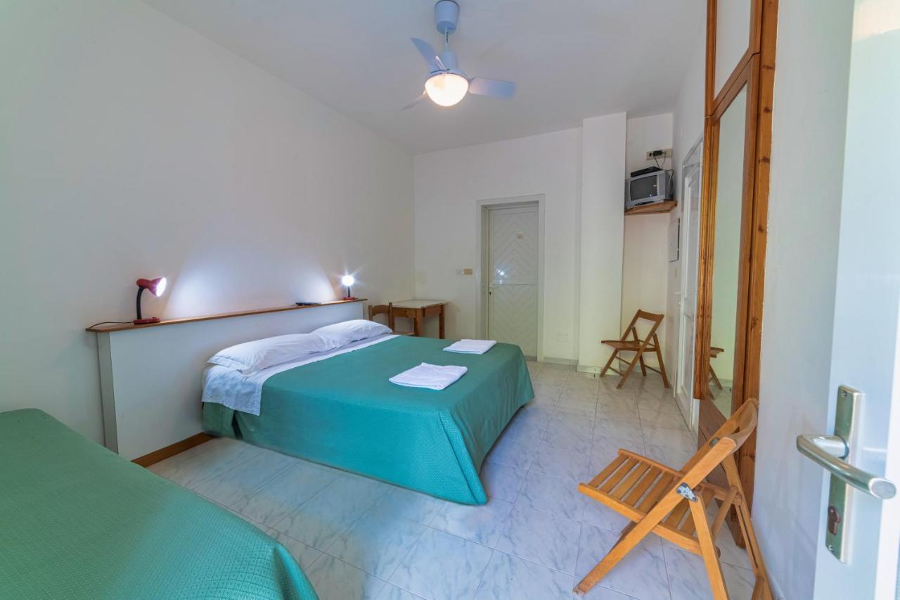 Albergo Le Querce Понца Екстериор снимка